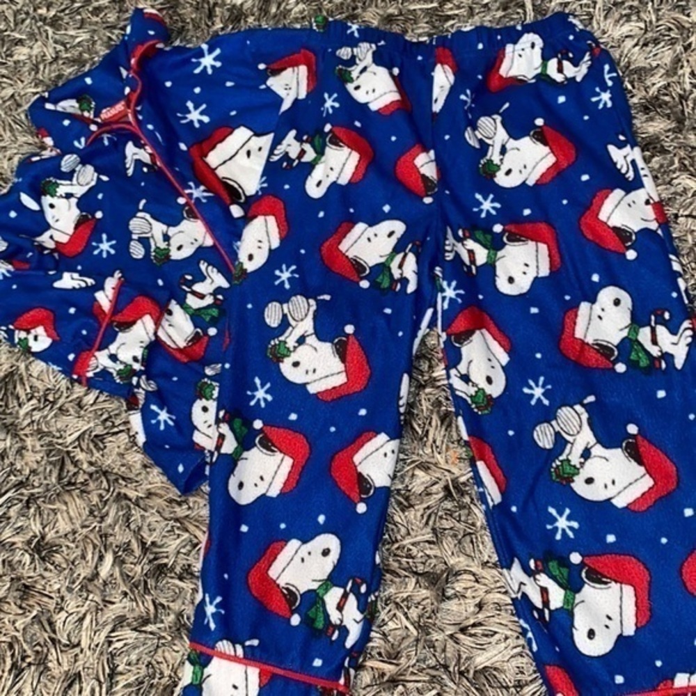 Cozy holiday Christmas peanuts pjs 4T slight signs of pilling & wear.